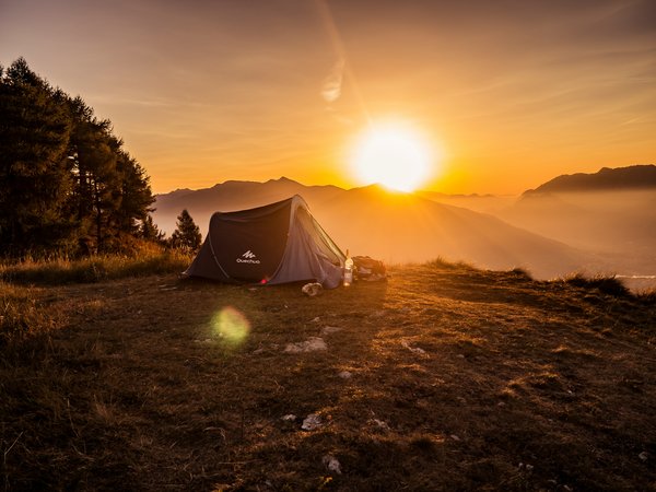 Quels équipements sont nécessaires pour un camping de survie en milieu aride?